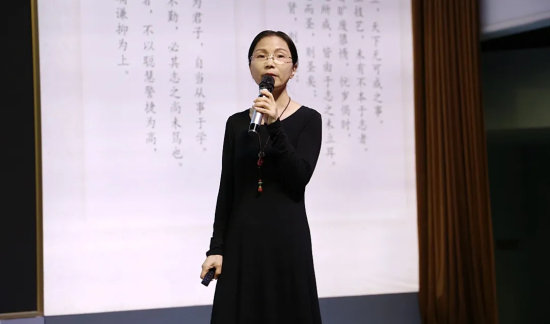 重庆南明新学道学校执行校长陈美丽致辞。重庆电视台《教育新视界》栏目 供图 重庆南明新学道学校执行校长陈美丽致辞。重庆电视台《教育新视界》栏目 供图