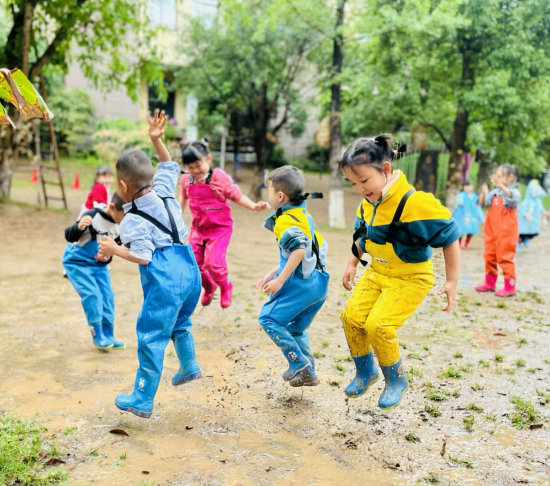图为凤溪幼儿园的孩子们游戏现场。武隆区教委 供图 图为凤溪幼儿园的孩子们游戏现场。武隆区教委 供图