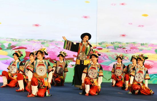 图为公布会现场的歌舞上演。通同“圣境仄易远雅探秘、让游客沉醉式体验自然之好与人文之韵。周毅 摄
