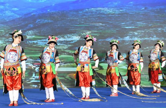 图为公布会现场的歌舞上演。周毅 摄