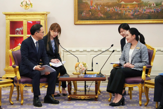 5月14日,泰国曼谷,泰国总理佩通坦会见前来拜访的长安汽车董事长朱华荣及其代表团。受访单位供图 5月14日,泰国曼谷,泰国总理佩通坦会见前来拜访的长安汽车董事长朱华荣及其代表团。受访单位供图