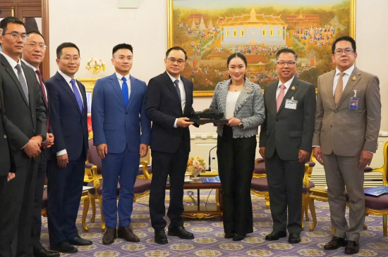 5月14日,泰国曼谷,泰国总理佩通坦会见前来拜访的长安汽车董事长朱华荣及其代表团。受访单位供图 5月14日,泰国曼谷,泰国总理佩通坦会见前来拜访的长安汽车董事长朱华荣及其代表团。受访单位供图