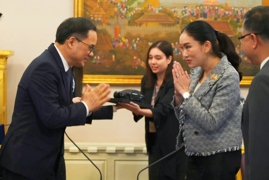 5月14日,泰国曼谷,泰国总理佩通坦会见前来拜访的长安汽车董事长朱华荣及其代表团。受访单位供图 5月14日,泰国曼谷,泰国总理佩通坦会见前来拜访的长安汽车董事长朱华荣及其代表团。受访单位供图