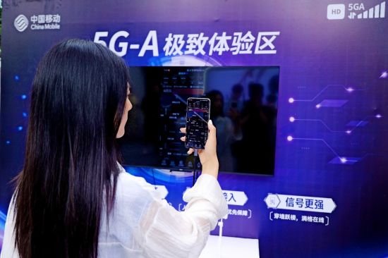 图为5G-A网络体验现场。重庆移动 供图 图为5G-A网络体验现场。重庆移动 供图