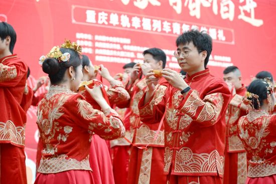 图为新人行合卺礼。 杨梦逸 摄 图为新人行合卺礼。 杨梦逸 摄