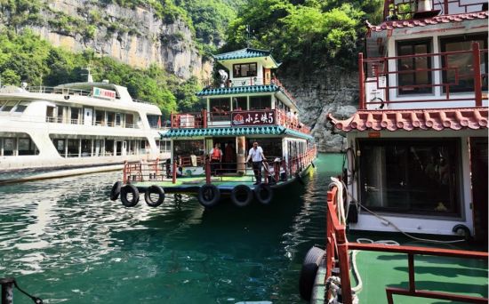 图为游船穿梭在小三峡景区。巫山县委宣传部供图 图为游船穿梭在小三峡景区。巫山县委宣传部供图