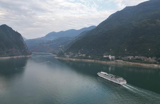 图为“一江碧水两岸青山,游船如在画中游”。巫山县委宣传部供图 图为“一江碧水两岸青山,游船如在画中游”。巫山县委宣传部供图