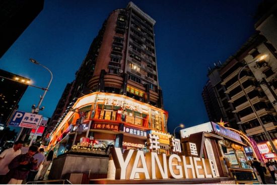 图为改造后的小区夜景。重庆设计集团供图 图为改造后的小区夜景。重庆设计集团供图