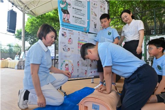 图为专家指导学生急救技术。 新桥医院供图 图为专家指导学生急救技术。 新桥医院供图