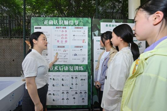 图为专家科普健康知识。 新桥医院供图 图为专家科普健康知识。 新桥医院供图