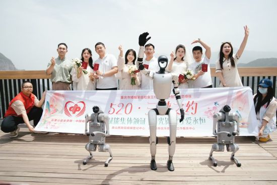 图为前来办理结婚证新人合影。黄环 摄 图为前来办理结婚证新人合影。黄环 摄