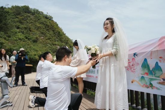 图为几条颁证仪式现场。黄环 摄 图为几条颁证仪式现场。黄环 摄