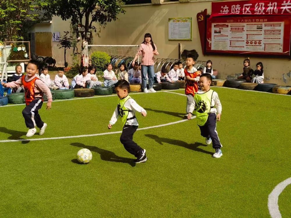 图为足球嘉年华活动现场。涪陵区级机关幼儿园供图 图为足球嘉年华活动现场。涪陵区级机关幼儿园供图
