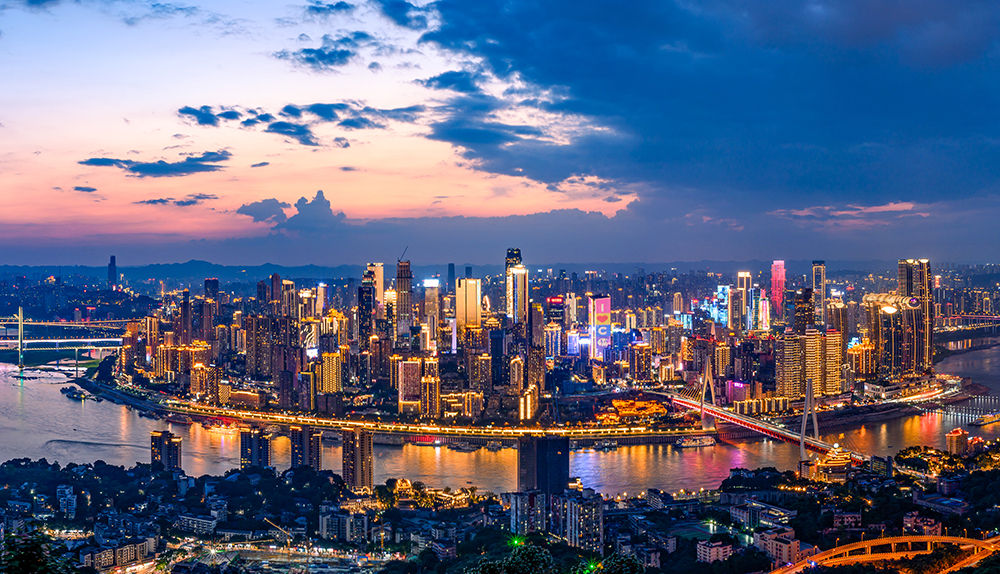 图为夜幕下的重庆渝中区。记者 何蓬磊 摄 图为夜幕下的重庆渝中区。记者 何蓬磊 摄