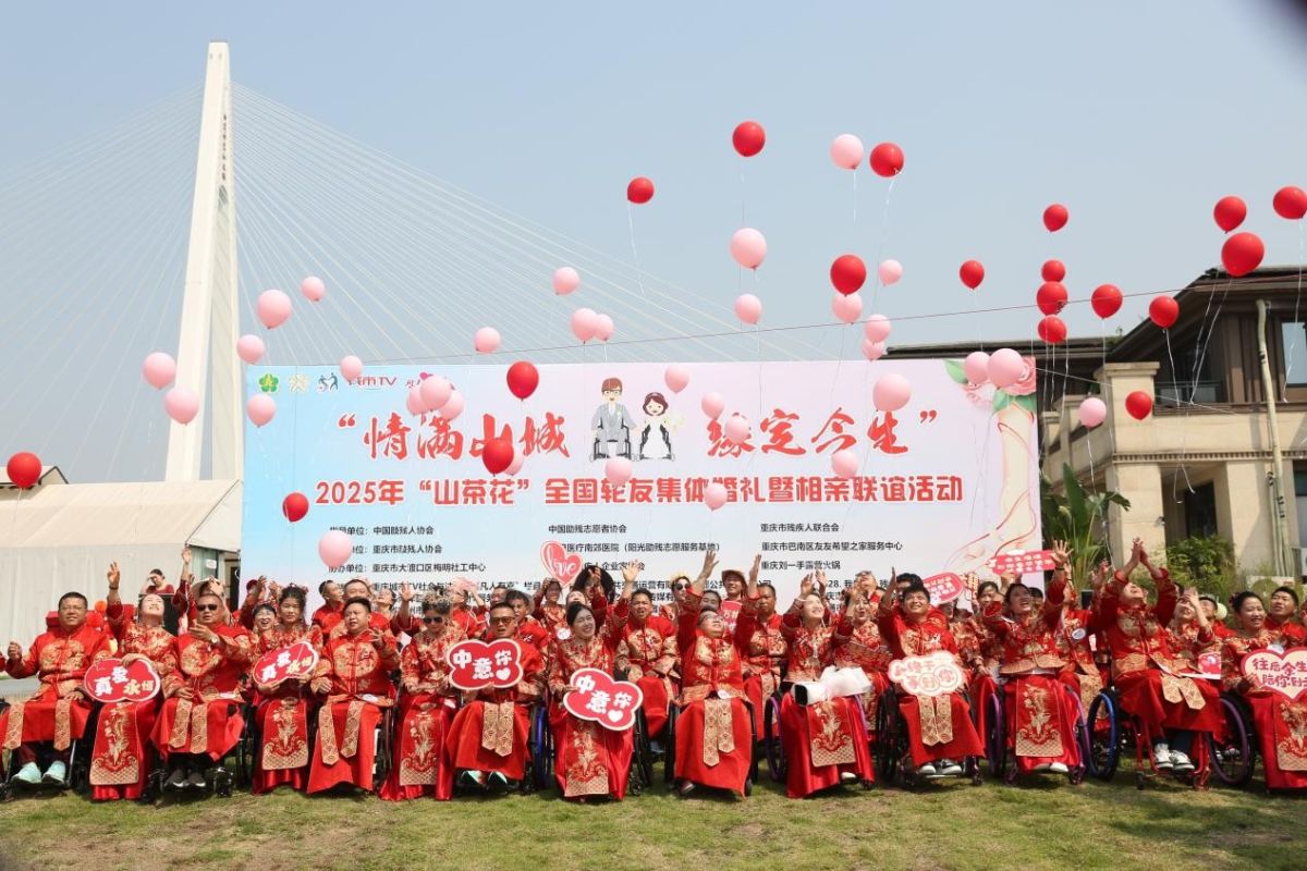 图为新人们放飞气球。张敏 摄 图为新人们放飞气球。张敏 摄