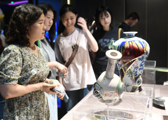 图为精美作品吸引参观者驻足欣赏。周毅 摄 图为精美作品吸引参观者驻足欣赏。周毅 摄