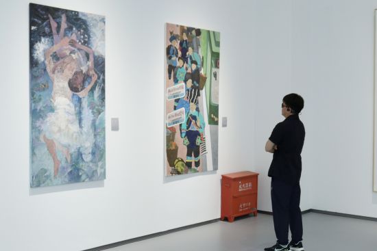 图为精美画作吸引参观者驻足欣赏。董炜 摄 图为精美画作吸引参观者驻足欣赏。董炜 摄