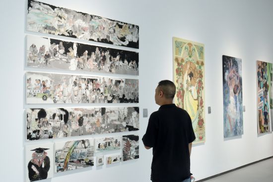 图为精美画作吸引参观者驻足欣赏。董炜 摄 图为精美画作吸引参观者驻足欣赏。董炜 摄