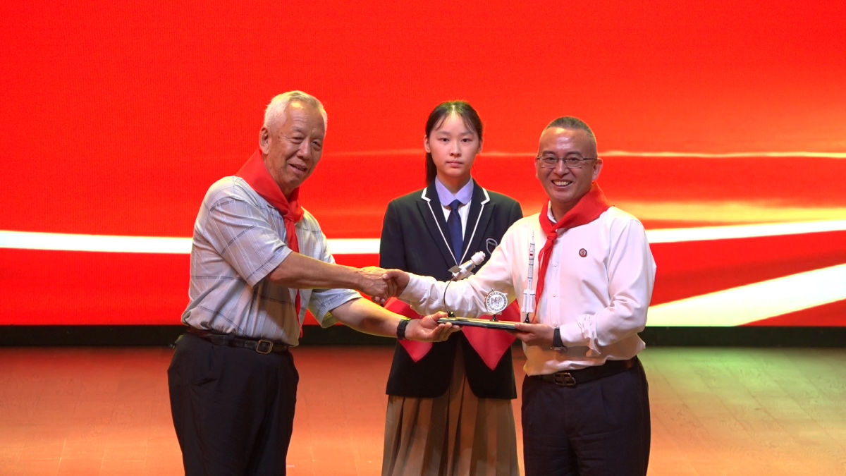 图为北京市海淀实验中学原校长王庚民与重庆市鲁能巴蜀中学校党委书记张勇完成“科学精神接力”。肖江川 摄 图为北京市海淀实验中学原校长王庚民与重庆市鲁能巴蜀中学校党委书记张勇完成“科学精神接力”。肖江川 摄
