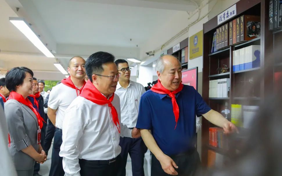 图为钱永刚教授(右一)参观鲁能巴蜀中学图书馆钱学森书架。鲁能巴蜀中学供图 图为钱永刚教授(右一)参观鲁能巴蜀中学图书馆钱学森书架。鲁能巴蜀中学供图