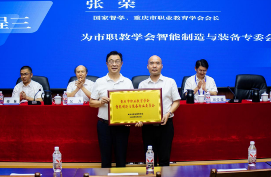 图为张荣(左一)为专委会授牌。 孟浪 摄 图为张荣(左一)为专委会授牌。 孟浪 摄