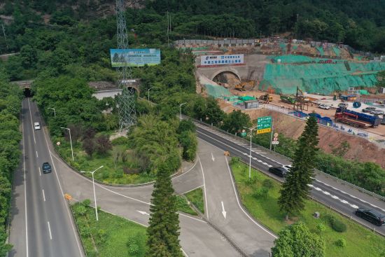 图为成渝高速(重庆段)改括建项目缙云山隧道。(无人机照片)重庆高速集团供图 图为成渝高速(重庆段)改括建项目缙云山隧道。(无人机照片)重庆高速集团供图