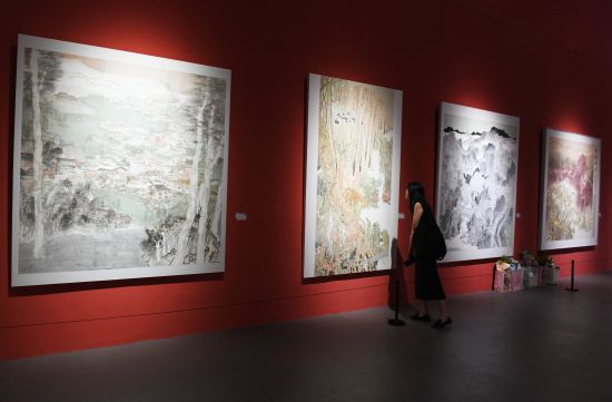 图为展出的精美画作吸引参观者近距离欣赏。周毅 摄 图为展出的精美画作吸引参观者近距离欣赏。周毅 摄