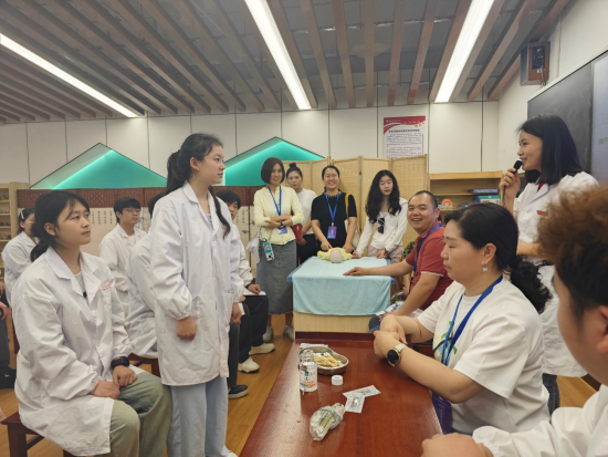 图为媒体团体验针灸实训。李雪 摄 图为媒体团体验针灸实训。李雪 摄