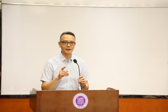 图为陈黎明进行点评指导。重庆市精神卫生中心 供图 图为陈黎明进行点评指导。重庆市精神卫生中心 供图