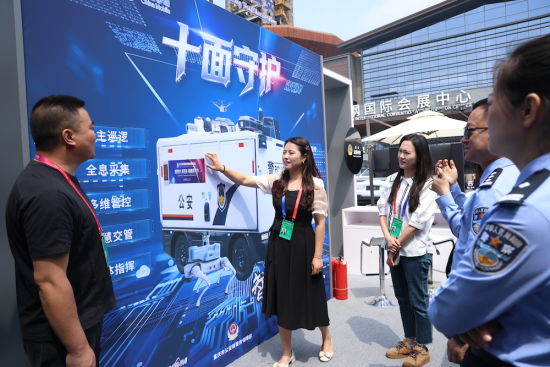 图为观展嘉宾听取功能讲解。 重庆移动供图 图为观展嘉宾听取功能讲解。 重庆移动供图