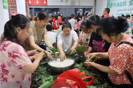 图为社区居民围桌包粽子。李冰心 摄 图为社区居民围桌包粽子。李冰心 摄