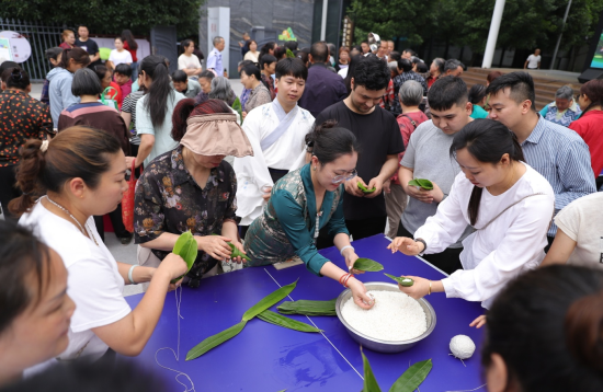 图为各族群众体验包粽子。 璧山区委统战部 供图