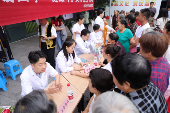 图为义诊活动现场。璧山区委统战部 供图 图为义诊活动现场。璧山区委统战部 供图