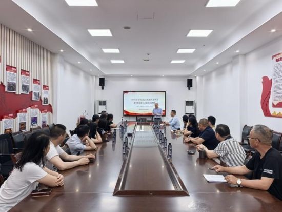 图为“渝尚法·赋能强企”法治大讲堂活动现场。龙兴镇 供图 图为“渝尚法·赋能强企”法治大讲堂活动现场。龙兴镇 供图
