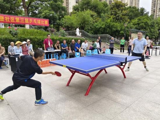 图为乒乓球比赛现场。龙兴镇 供图 图为乒乓球比赛现场。龙兴镇 供图