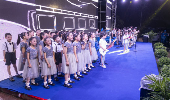 图为拿云乐队上台演出。熊威 摄 图为拿云乐队上台演出。熊威 摄