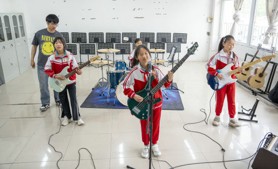 图为骡坪小学组建的乐团。 图为骡坪小学组建的乐团。