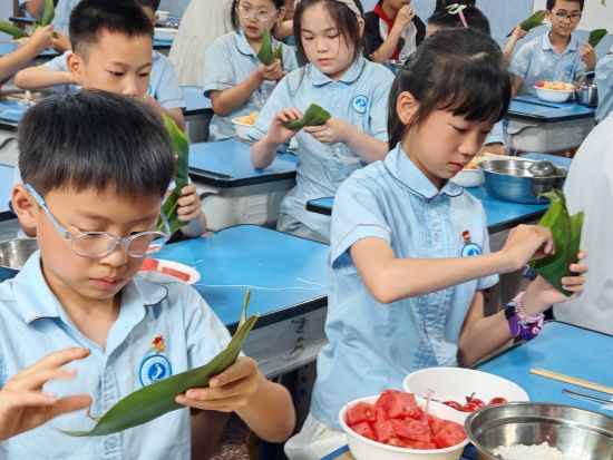 图为活动现场。重庆电视台《教育新视界》栏目供图 图为活动现场。重庆电视台《教育新视界》栏目供图