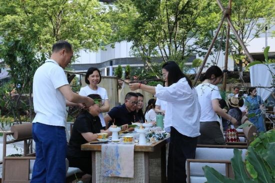 图为街道、社区工作人员同居民包粽子。向波 摄 图为街道、社区工作人员同居民包粽子。向波 摄