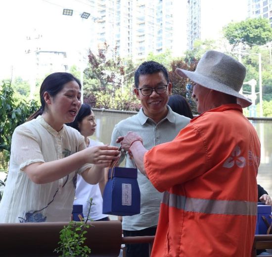 图为彭纯洁为环卫工人送鲜粽 图为彭纯洁为环卫工人送鲜粽