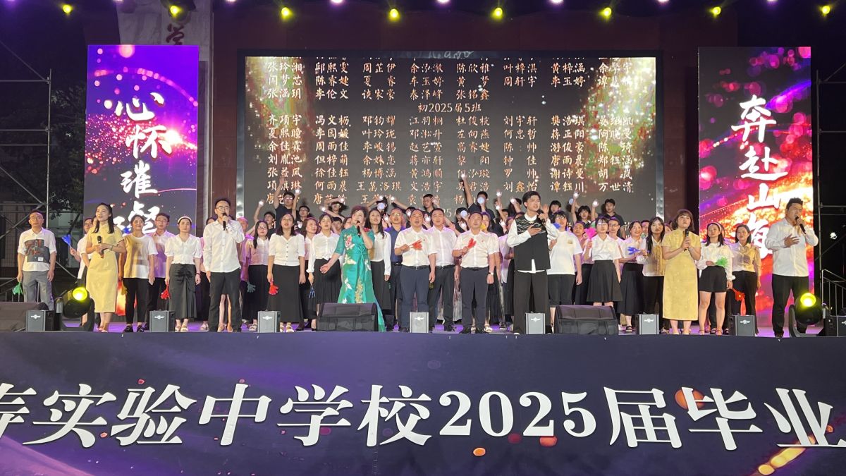 图为全体合唱《祝你一路顺风》。肖江川 摄 图为全体合唱《祝你一路顺风》。肖江川 摄