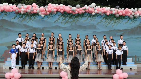 图为学生合唱《上春山》。渝北区新牌坊 供图 图为学生合唱《上春山》。渝北区新牌坊 供图