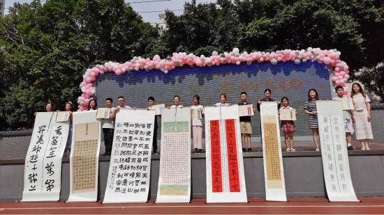 图为优秀书法作品收藏典礼。渝北区新牌坊小学 供图 图为优秀书法作品收藏典礼。渝北区新牌坊小学 供图