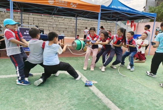 图为同学们参与马德堡半球实验。 城口县修齐镇第一中心小学供图 图为同学们参与马德堡半球实验。 城口县修齐镇第一中心小学供图