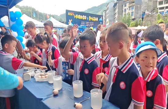 图为同学们体验盐水浮鸡蛋。城口县修齐镇第一中心小学 供图 图为同学们体验盐水浮鸡蛋。城口县修齐镇第一中心小学 供图