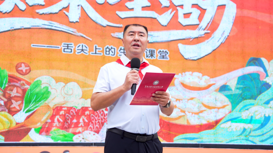 图为合川区行知小学党支部书记、校长刘小强致辞。甘华东 摄 图为合川区行知小学党支部书记、校长刘小强致辞。甘华东 摄