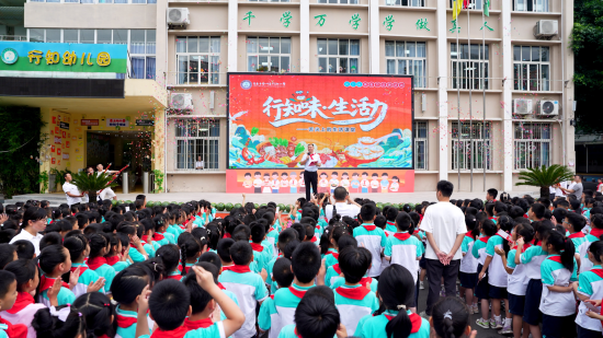 图为美食节品牌活动现场。甘华东 摄 图为美食节品牌活动现场。甘华东 摄