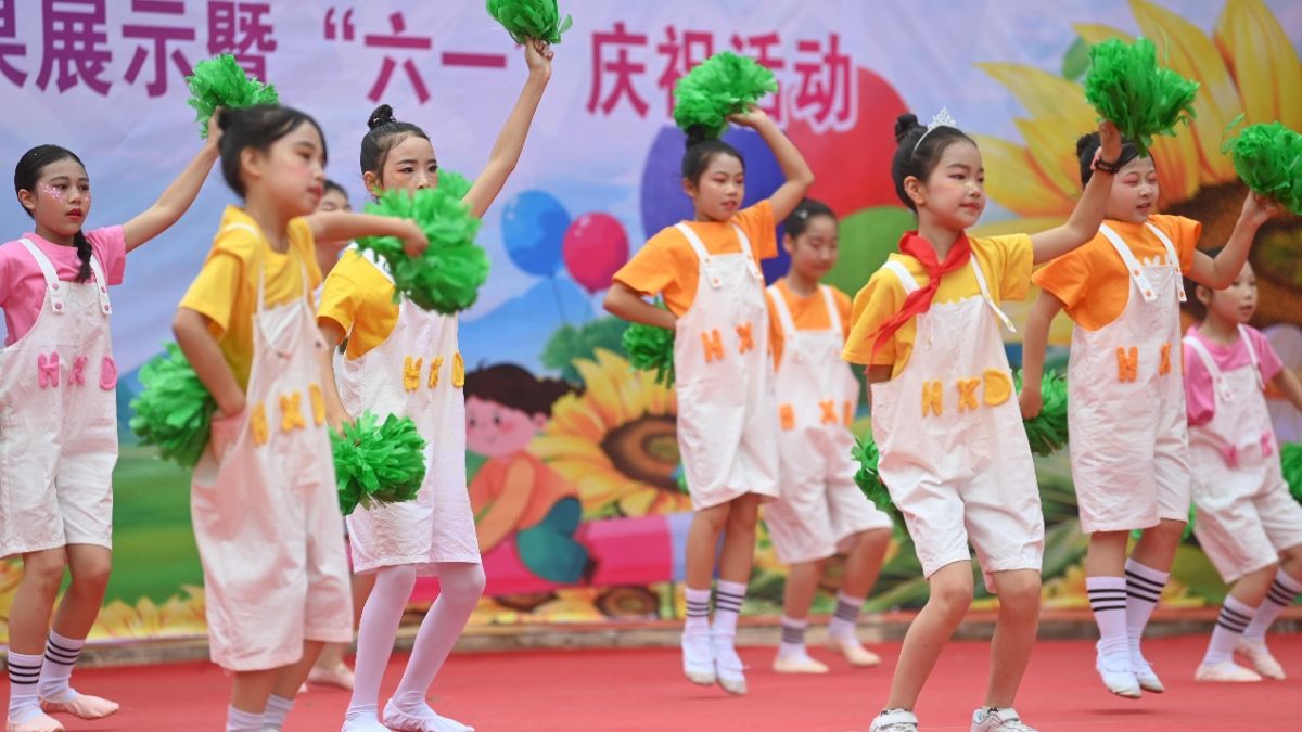 图为酉阳县桃花源街道中心小学校第九届艺术节暨课后服务成果展示活动现场。酉阳县教委供图 图为酉阳县桃花源街道中心小学校第九届艺术节暨课后服务成果展示活动现场。酉阳县教委供图