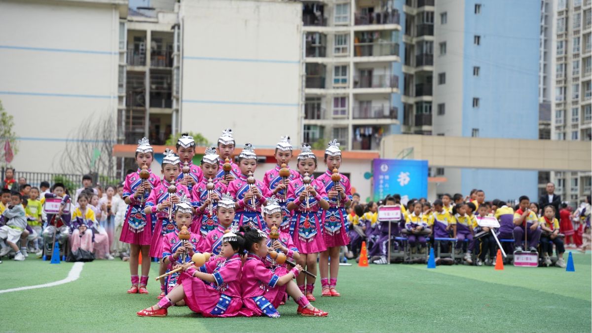 图为酉阳县钟多小学举行2025年特色课程展演暨“六一”庆祝活动。酉阳县教委供图 图为酉阳县钟多小学举行2025年特色课程展演暨“六一”庆祝活动。酉阳县教委供图