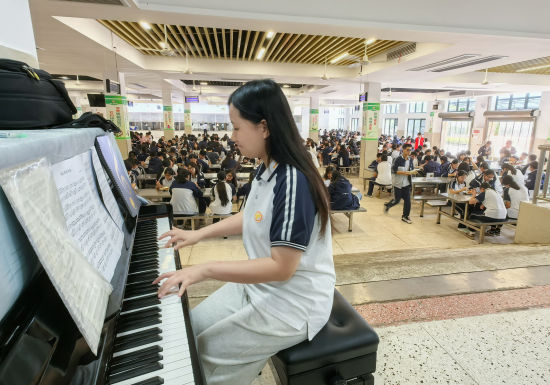 图为学生正在弹奏钢琴。铜梁区委宣传部提供 图为学生正在弹奏钢琴。铜梁区委宣传部提供